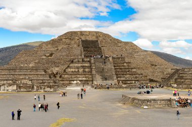 Teotiucan, Meksika - 27 Ekim 2016: Teotihuacan Ay Piramidi, Kolomb öncesi Amerika'da inşa edilmiş birçok Mesoamerican piramidinin bulunduğu yer. Unesco Dünya Mirası