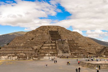 Teotiucan, Meksika - 27 Ekim 2016: Teotihuacan'daki Ay Piramidi (Piramide de Luna), Kolomb öncesi Amerika'da inşa edilmiş birçok Mezoamerikan piramidinin bulunduğu yer. Unesco Dünya Mirası
