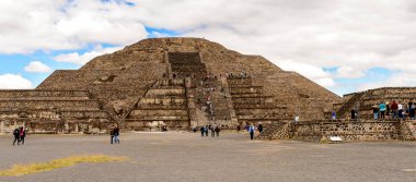 Teotiucan, Meksika - 27 Ekim 2016: Teotihuacan'daki Ay Piramidi (Piramide de Luna), Kolomb öncesi Amerika'da inşa edilmiş birçok Mezoamerikan piramidinin bulunduğu yer. Unesco Dünya Mirası