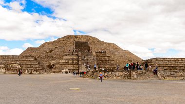 Teotiucan, Meksika - 27 Ekim 2016: Teotihuacan'daki Ay Piramidi (Piramide de Luna), Kolomb öncesi Amerika'da inşa edilmiş birçok Mezoamerikan piramidinin bulunduğu yer. Unesco Dünya Mirası