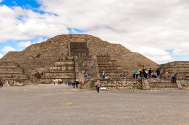 Teotiucan, Meksika - 27 Ekim 2016: Teotihuacan'daki Ay Piramidi (Piramide de Luna), Kolomb öncesi Amerika'da inşa edilmiş birçok Mezoamerikan piramidinin bulunduğu yer. Unesco Dünya Mirası