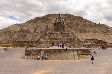 Teotiucan, Meksika - Eki 27, 2016: Teotihuacan'ın Güneş Piramidi (Piramide del Sol) antik bir Mesoamerican şehriydi. Unesco Dünya Mirası