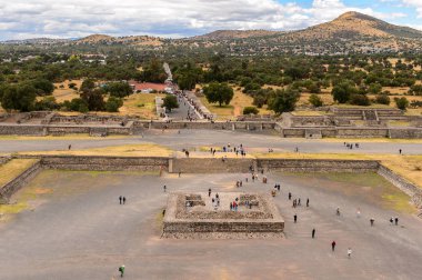 Teotiucan, Meksika - 27 Ekim 2016: Teotihuacan Panoraması Güneş Piramidi, Kolomb öncesi Amerika'da inşa edilmiş birçok Mezoamerikan piramidinin bulunduğu yer. Unesco Dünya Mirası