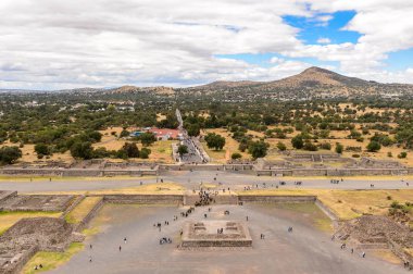 Teotiucan, Meksika - 27 Ekim 2016: Teotihuacan Panoraması Güneş Piramidi, Kolomb öncesi Amerika'da inşa edilmiş birçok Mezoamerikan piramidinin bulunduğu yer. Unesco Dünya Mirası