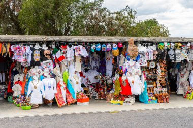 Teotihuacan, Meksika - 27 Ekim 2016: Turistler arasında popüler olan orijinal geleneksel Meksika hediyelik eşya ve giyim pazar yeri.