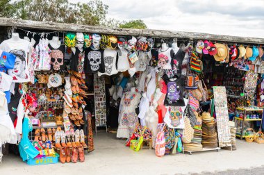 Teotihuacan, Meksika - 27 Ekim 2016: Turistler arasında popüler olan orijinal geleneksel Meksika hediyelik eşya ve giyim pazar yeri.
