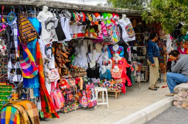 Teotihuacan, Meksika - 27 Ekim 2016: Turistler arasında popüler olan orijinal geleneksel Meksika hediyelik eşya ve giyim pazar yeri.