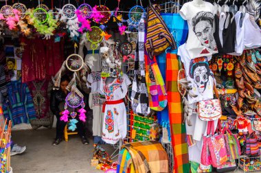 Teotihuacan, Meksika - 27 Ekim 2016: Turistler arasında popüler olan orijinal geleneksel Meksika hediyelik eşya ve giyim pazar yeri.