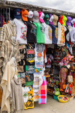 Teotihuacan, Meksika - 27 Ekim 2016: Turistler arasında popüler olan orijinal geleneksel Meksika hediyelik eşya ve giyim pazar yeri.