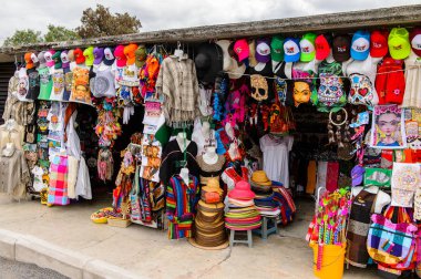 Teotihuacan, Meksika - 27 Ekim 2016: Turistler arasında popüler olan orijinal geleneksel Meksika hediyelik eşya ve giyim pazar yeri.