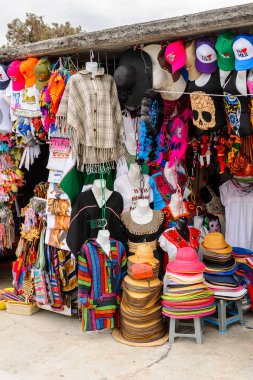 Teotihuacan, Meksika - 27 Ekim 2016: Turistler arasında popüler olan orijinal geleneksel Meksika hediyelik eşya ve giyim pazar yeri.