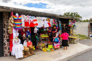 Teotihuacan, Meksika - 27 Ekim 2016: Turistler arasında popüler olan orijinal geleneksel Meksika hediyelik eşya ve giyim pazar yeri.