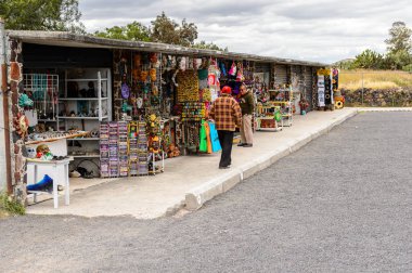Teotihuacan, Meksika - 27 Ekim 2016: Turistler arasında popüler olan orijinal geleneksel Meksika hediyelik eşya ve giyim pazar yeri.