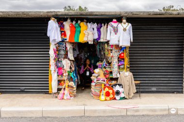 Teotihuacan, Meksika - 27 Ekim 2016: Turistler arasında popüler olan orijinal geleneksel Meksika hediyelik eşya ve giyim pazar yeri.