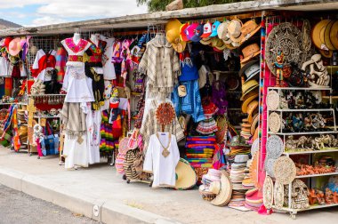 Teotihuacan, Meksika - 27 Ekim 2016: Turistler arasında popüler olan orijinal geleneksel Meksika hediyelik eşya ve giyim pazar yeri.