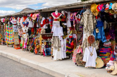 Teotihuacan, Meksika - 27 Ekim 2016: Turistler arasında popüler olan orijinal geleneksel Meksika hediyelik eşya ve giyim pazar yeri.