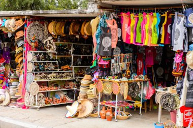 Teotihuacan, Meksika - 27 Ekim 2016: Turistler arasında popüler olan orijinal geleneksel Meksika hediyelik eşya ve giyim pazar yeri.