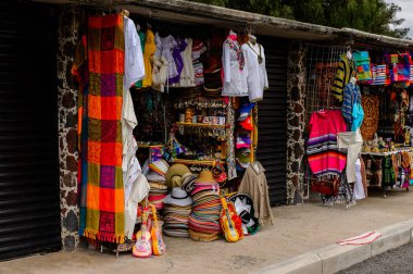 Teotihuacan, Meksika - 27 Ekim 2016: Turistler arasında popüler olan orijinal geleneksel Meksika hediyelik eşya ve giyim pazar yeri.