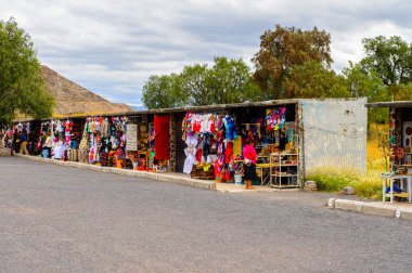 Teotihuacan, Meksika - 27 Ekim 2016: Turistler arasında popüler olan orijinal geleneksel Meksika hediyelik eşya ve giyim pazar yeri.
