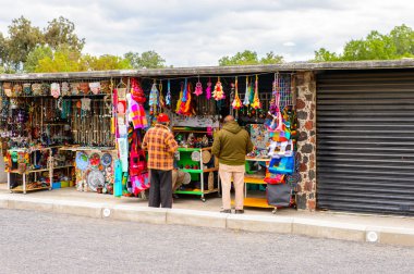 Teotihuacan, Meksika - 27 Ekim 2016: Turistler arasında popüler olan orijinal geleneksel Meksika hediyelik eşya ve giyim pazar yeri.