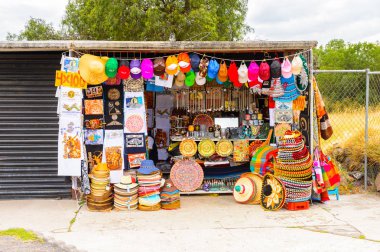 Teotihuacan, Meksika - 27 Ekim 2016: Turistler arasında popüler olan orijinal geleneksel Meksika hediyelik eşya ve giyim pazar yeri.