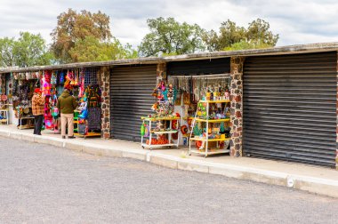Teotihuacan, Meksika - 27 Ekim 2016: Turistler arasında popüler olan orijinal geleneksel Meksika hediyelik eşya ve giyim pazar yeri.