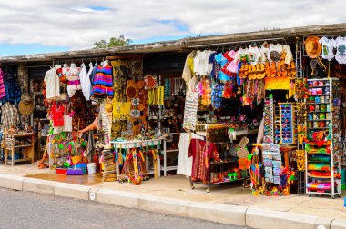 Teotihuacan, Meksika - 27 Ekim 2016: Turistler arasında popüler olan orijinal geleneksel Meksika hediyelik eşya ve giyim pazar yeri.