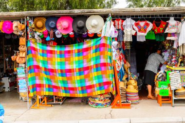 Teotihuacan, Meksika - 27 Ekim 2016: Turistler arasında popüler olan orijinal geleneksel Meksika hediyelik eşya ve giyim pazar yeri.
