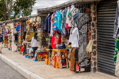 Teotihuacan, Meksika - 27 Ekim 2016: Turistler arasında popüler olan orijinal geleneksel Meksika hediyelik eşya ve giyim pazar yeri.