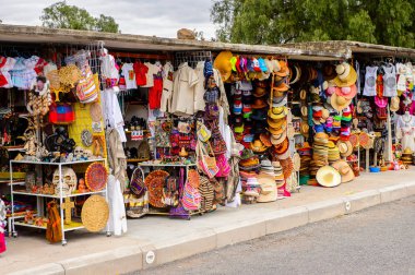 Teotihuacan, Meksika - 27 Ekim 2016: Turistler arasında popüler olan orijinal geleneksel Meksika hediyelik eşya ve giyim pazar yeri.