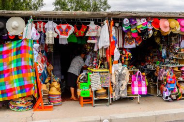 Teotihuacan, Meksika - 27 Ekim 2016: Turistler arasında popüler olan orijinal geleneksel Meksika hediyelik eşya ve giyim pazar yeri.
