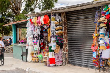Teotihuacan, Meksika - 27 Ekim 2016: Turistler arasında popüler olan orijinal geleneksel Meksika hediyelik eşya ve giyim pazar yeri.