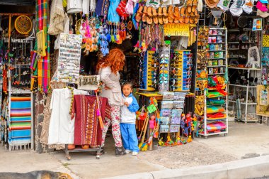 Teotihuacan, Meksika - 27 Ekim 2016: Turistler arasında popüler olan orijinal geleneksel Meksika hediyelik eşya ve giyim pazar yeri.