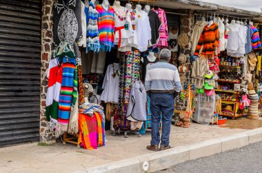 Teotihuacan, Meksika - 27 Ekim 2016: Turistler arasında popüler olan orijinal geleneksel Meksika hediyelik eşya ve giyim pazar yeri.