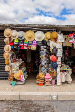Teotihuacan, Meksika - 27 Ekim 2016: Turistler arasında popüler olan orijinal geleneksel Meksika hediyelik eşya ve giyim pazar yeri.