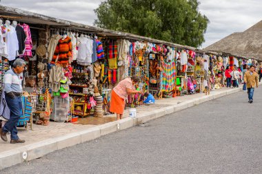 Teotihuacan, Meksika - 27 Ekim 2016: Turistler arasında popüler olan orijinal geleneksel Meksika hediyelik eşya ve giyim pazar yeri.