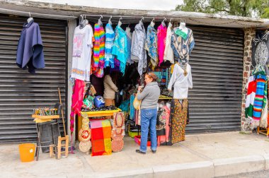 Teotihuacan, Meksika - 27 Ekim 2016: Turistler arasında popüler olan orijinal geleneksel Meksika hediyelik eşya ve giyim pazar yeri.