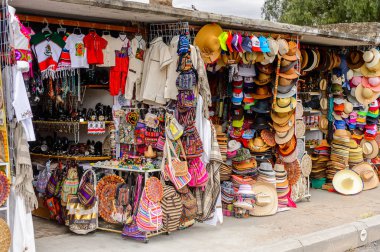 Teotihuacan, Meksika - 27 Ekim 2016: Turistler arasında popüler olan orijinal geleneksel Meksika hediyelik eşya ve giyim pazar yeri.