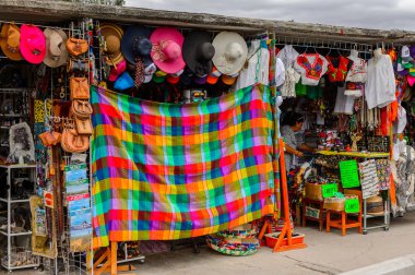 Teotihuacan, Meksika - 27 Ekim 2016: Turistler arasında popüler olan orijinal geleneksel Meksika hediyelik eşya ve giyim pazar yeri.