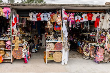Teotihuacan, Meksika - 27 Ekim 2016: Turistler arasında popüler olan orijinal geleneksel Meksika hediyelik eşya ve giyim pazar yeri.
