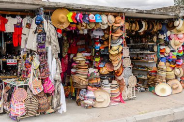 Teotihuacan, Meksika - 27 Ekim 2016: Turistler arasında popüler olan orijinal geleneksel Meksika hediyelik eşya ve giyim pazar yeri.
