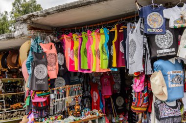Teotihuacan, Meksika - 27 Ekim 2016: Turistler arasında popüler olan orijinal geleneksel Meksika hediyelik eşya ve giyim pazar yeri.