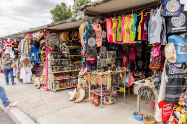Teotihuacan, Meksika - 27 Ekim 2016: Turistler arasında popüler olan orijinal geleneksel Meksika hediyelik eşya ve giyim pazar yeri.