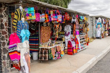 Teotihuacan, Meksika - 27 Ekim 2016: Turistler arasında popüler olan orijinal geleneksel Meksika hediyelik eşya ve giyim pazar yeri.