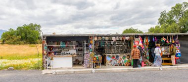 Teotihuacan, Meksika - 27 Ekim 2016: Turistler arasında popüler olan orijinal geleneksel Meksika hediyelik eşya ve giyim pazar yeri.