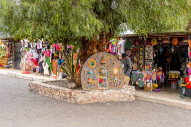 Teotihuacan, Meksika - 27 Ekim 2016: Turistler arasında popüler olan orijinal geleneksel Meksika hediyelik eşya ve giyim pazar yeri.