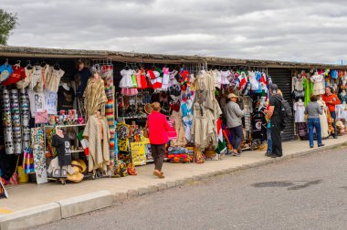 Teotihuacan, Meksika - 27 Ekim 2016: Turistler arasında popüler olan orijinal geleneksel Meksika hediyelik eşya ve giyim pazar yeri.