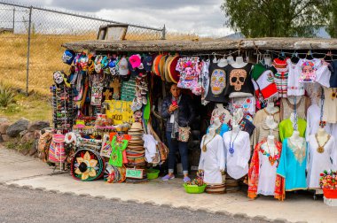 Teotihuacan, Meksika - 27 Ekim 2016: Turistler arasında popüler olan orijinal geleneksel Meksika hediyelik eşya ve giyim pazar yeri.