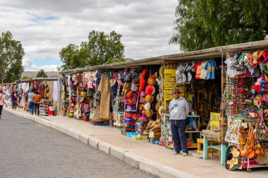 Teotihuacan, Meksika - 27 Ekim 2016: Turistler arasında popüler olan orijinal geleneksel Meksika hediyelik eşya ve giyim pazar yeri.