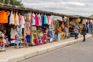 Teotihuacan, Meksika - 27 Ekim 2016: Turistler arasında popüler olan orijinal geleneksel Meksika hediyelik eşya ve giyim pazar yeri.